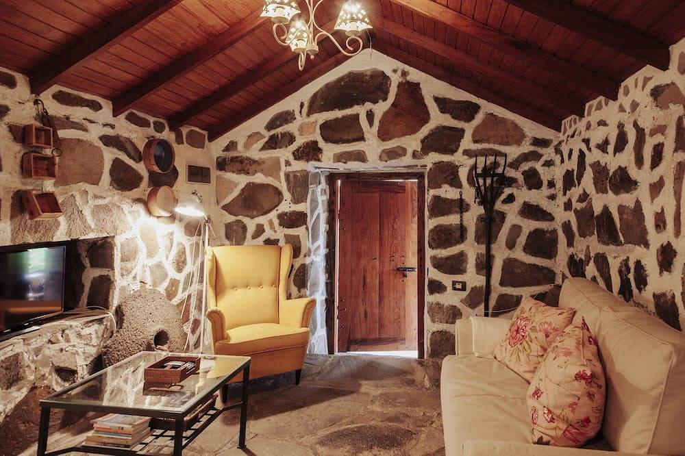 Schönes Natursteinhaus mit Terrasse in Alleinlage in Ibo Alfaro, Hermigua