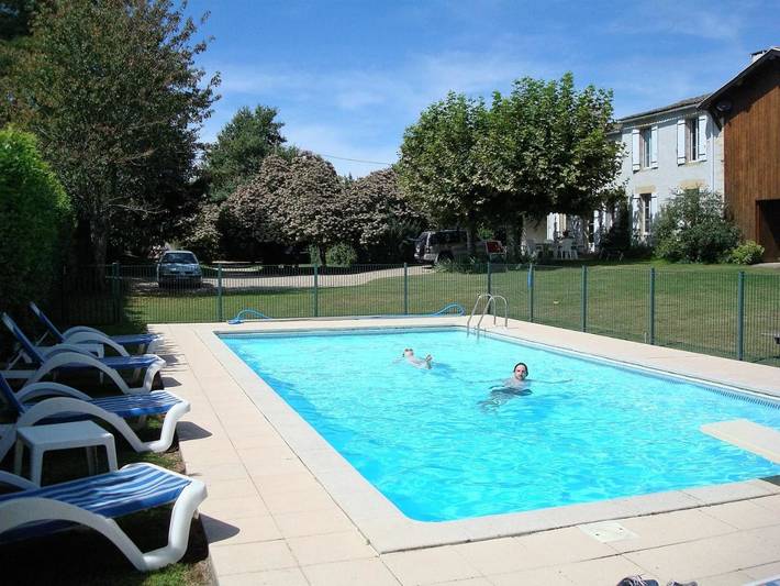 Gîte pour 7 personnes, avec piscine ainsi que jardin et vue à Barie