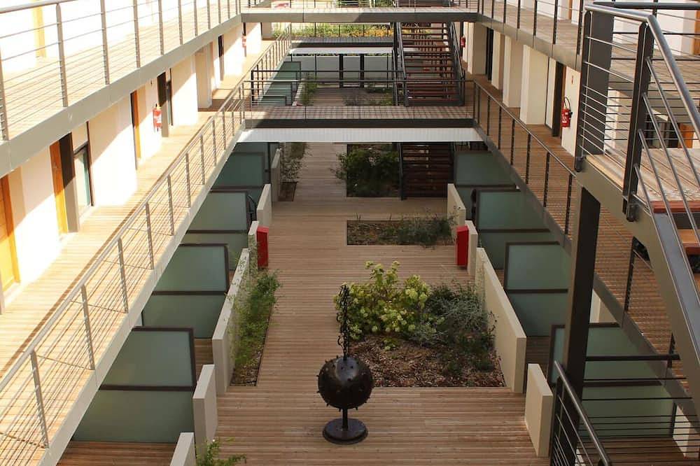 Close to Parc du Jas de Bouffan! Pets Allowed, Parking & Pool! in Éguilles, Aix-en-Provence region