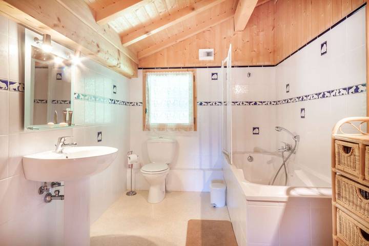 Chalet Clairvaux 5 bedrooms - sleeps 14 persons in Montriond, Les Portes du Soleil