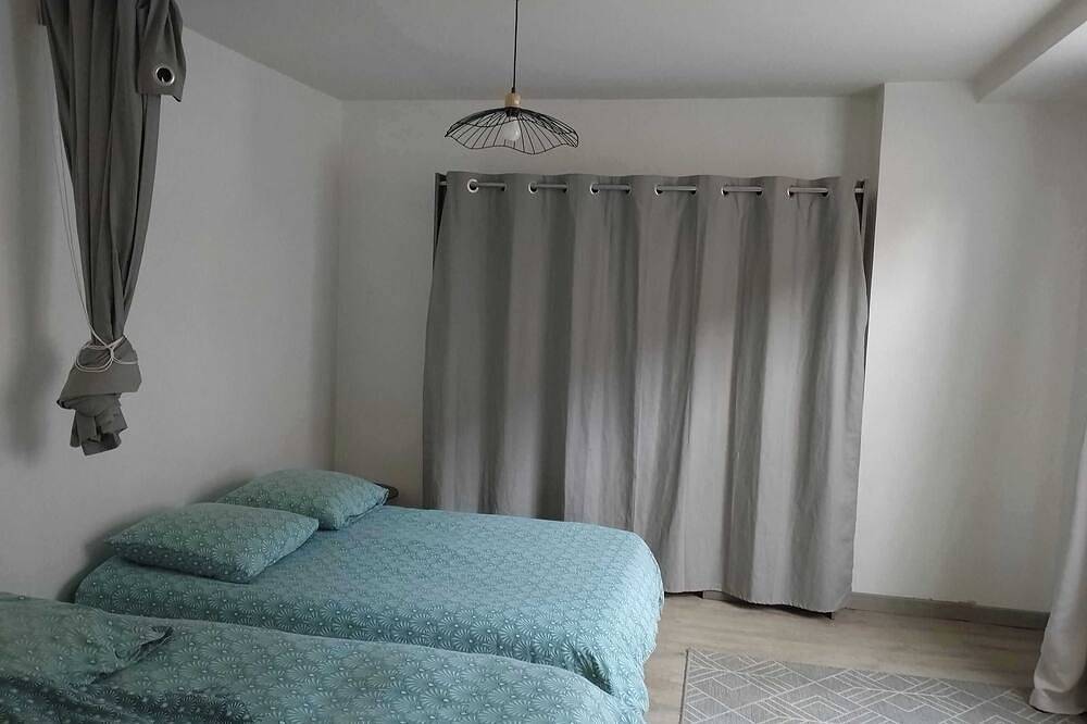Ganze Wohnung, Apartment in center of Montreuil sur ille.300m Canal d'Ille et Rance. Sncf. in Montreuil-sur-Ille, Rennes und Umgebung