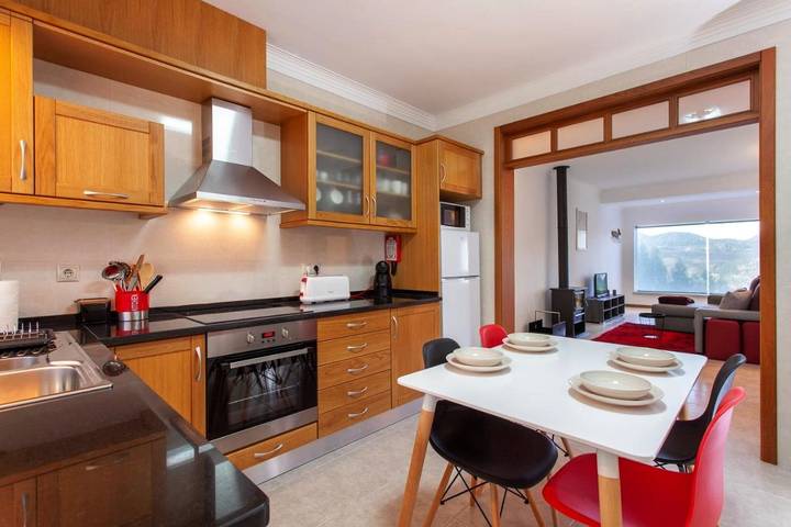 Location de vacances pour 6 personnes, avec piscine ainsi que vue et terrasse, animaux acceptés à Figueiró dos Vinhos - 3