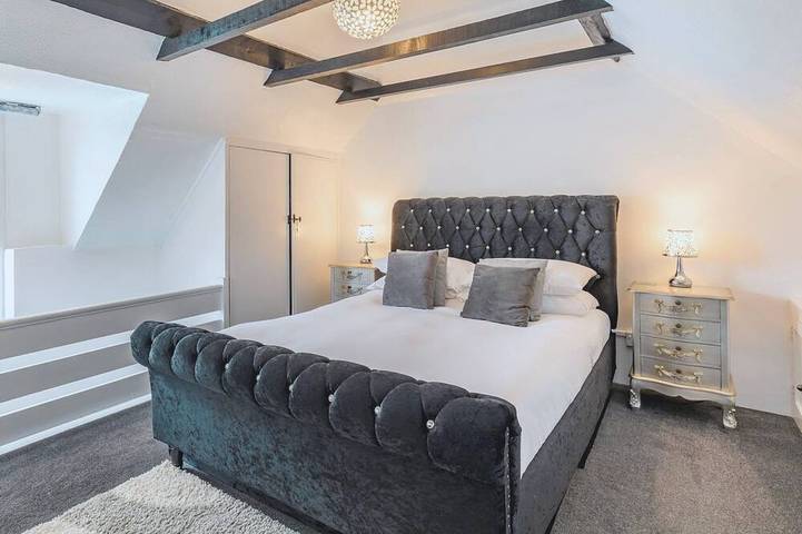 Thatched Cottage with Secure Garden, Dog & Family Friendly! in Bosham, West Sussex