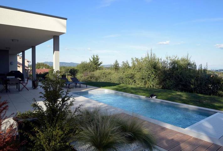 Location de vacances pour 2 personnes, avec Balcon et Terrasse ainsi que Jardin et Piscine à Saint-Genis-les-Ollières - 2