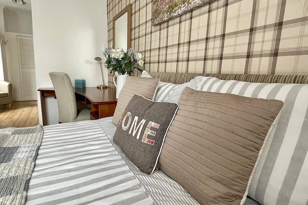 Two bedroom house welcomes families and pets in Portsmouth, Südostengland