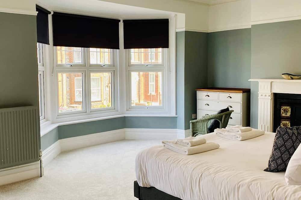 Coast House Cromer - Sleeps 15, hot tub, sea views in Cromer, Norfolk Coast