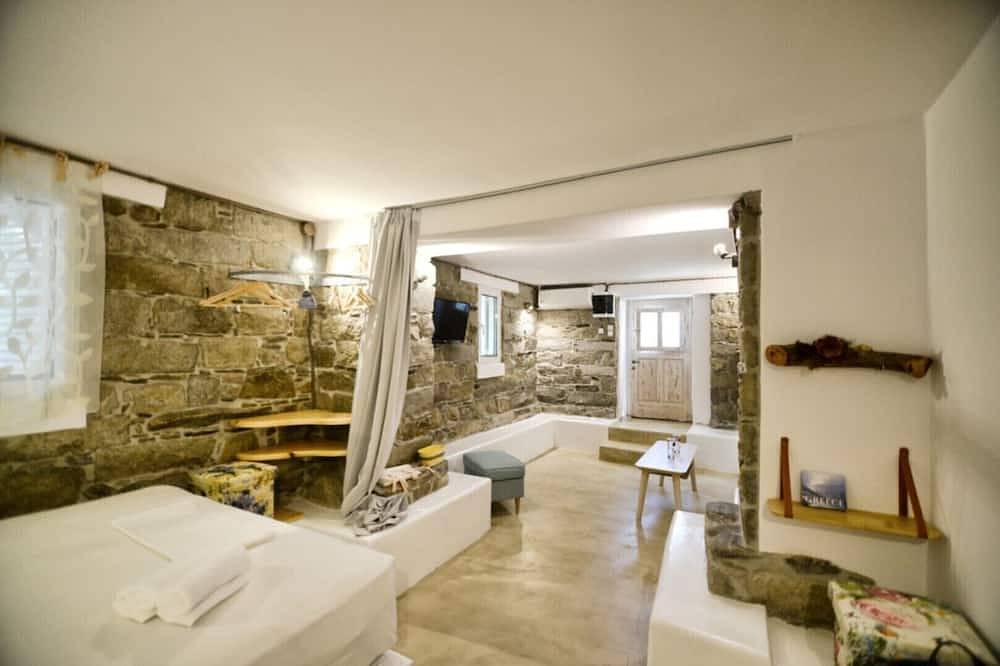 Ganze Wohnung, Abgeschiedener moderner, einzigartiger Granitplatz im Garten am Wasser, zu Fuß in die Stadt, zum Strand! in Ikaria
