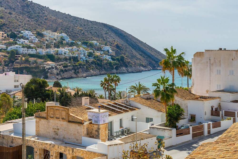 Entire apartment, Apartamento Flora - 2 bed apartment, shared pool, minutes walk El Portet beach in Cala El Portet, Teulada (Spain)