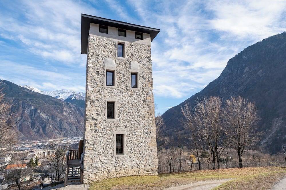 Geheel appartement, Le Perchoir, at the top of the Tour de la Fournache. A breathtaking view! in Saint-Jean-de-Maurienne, Saint-Jean-de-Maurienne regio