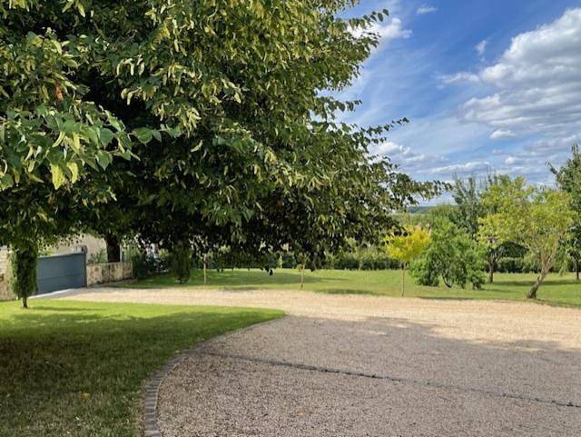 Location de vacances pour 6 personnes, avec piscine ainsi que jardin et vue à Saint-Saud-Lacoussière - 3