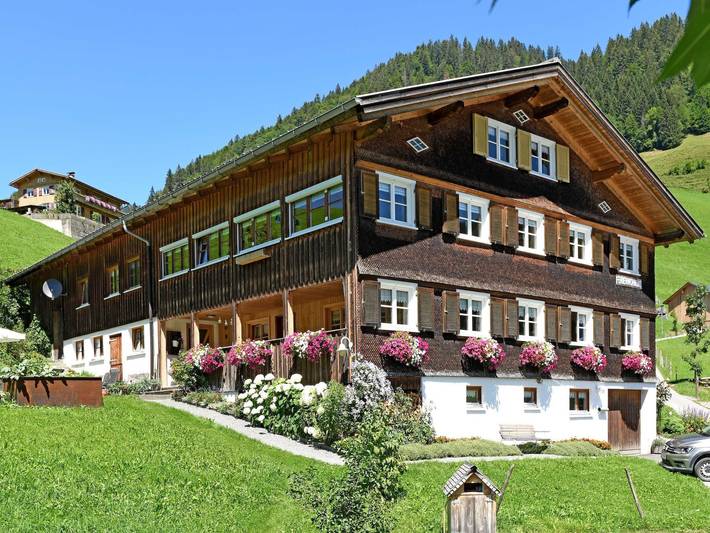 Ferienwohnung für 6 Personen, mit Balkon und Garten sowie Ausblick in Schoppernau