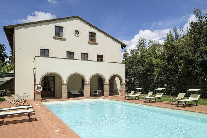 Villa for 10 people, with hot tub and garden as well as terrace in San Gimignano