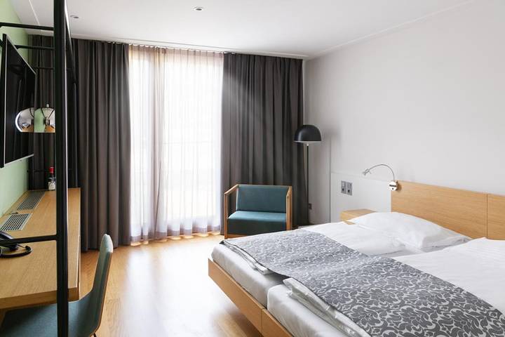 Hotel Schloss Hernstein - Hofblick Einzelzimmer Queensize Bett in Hernstein, Wiener Alpen in Niederösterreich