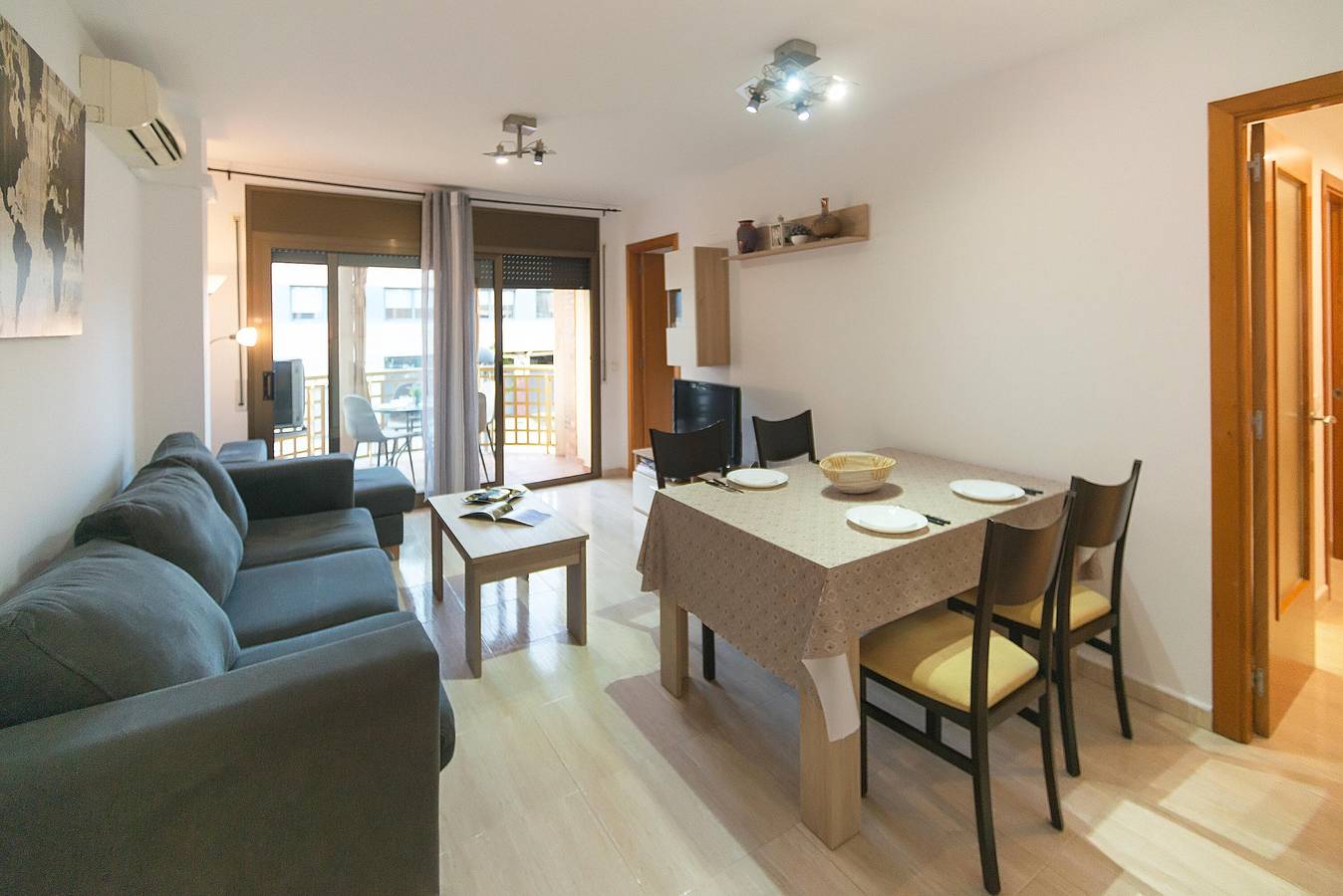 Entire apartment, Experience the charm in this apartment with all the comforts, spacious, with a pool and sunny terrace ☀️🌿 in Palamós, Costa Brava