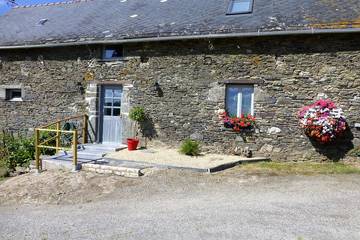 Gîte pour 2 personnes, avec jardin et terrasse à Laniscat