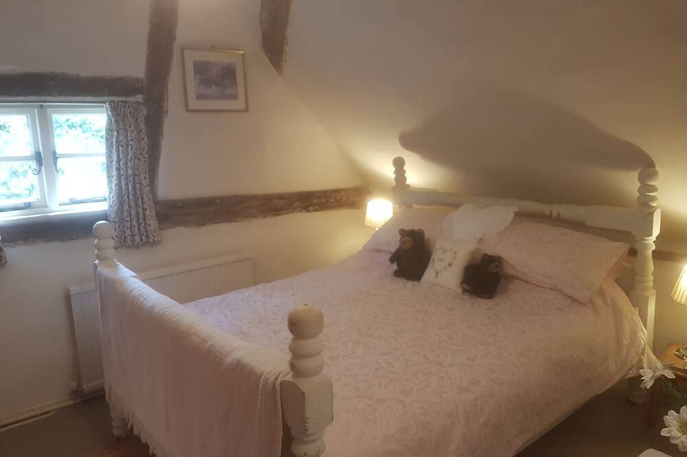 Charming  3 bed Thatched cottage in rural village near Stockbridge Winchester. in Hampshire