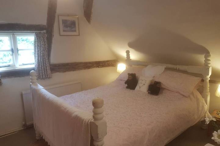 Charming  3 bed Thatched cottage in rural village near Stockbridge Winchester. in Hampshire