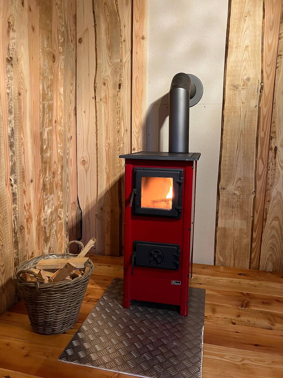 Glamping nature cottage with hot tub & outdoor shower in Hipstedt, Nordseeküste