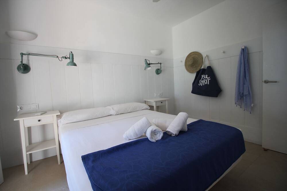Appartement entier, New Listing! Renovated apartment 3 minute walk to the beach  Julieta 4 in Son Xoriguer, Ciutadella