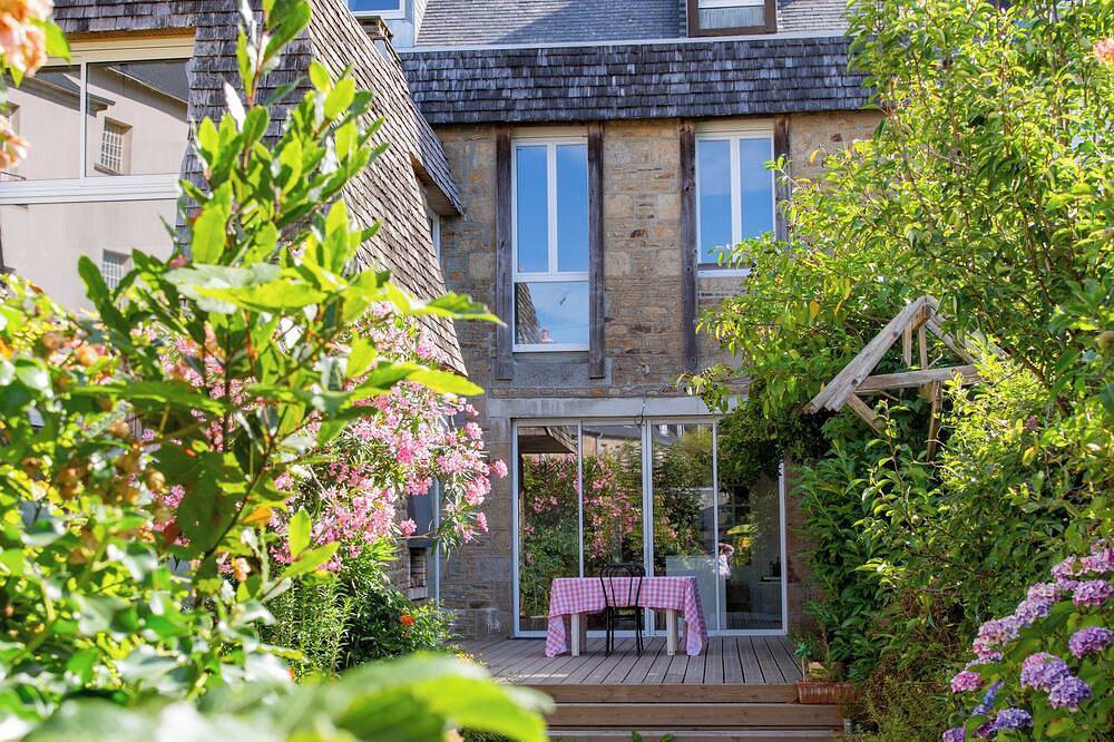 Cosy bed and breakfast downtown Avranches in Avranches, Mont-Saint-Michel Bay