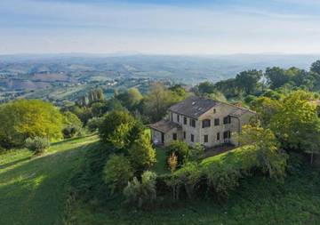 Cottage pour 5 personnes, avec jardin ainsi que piscine et vue à Cingoli