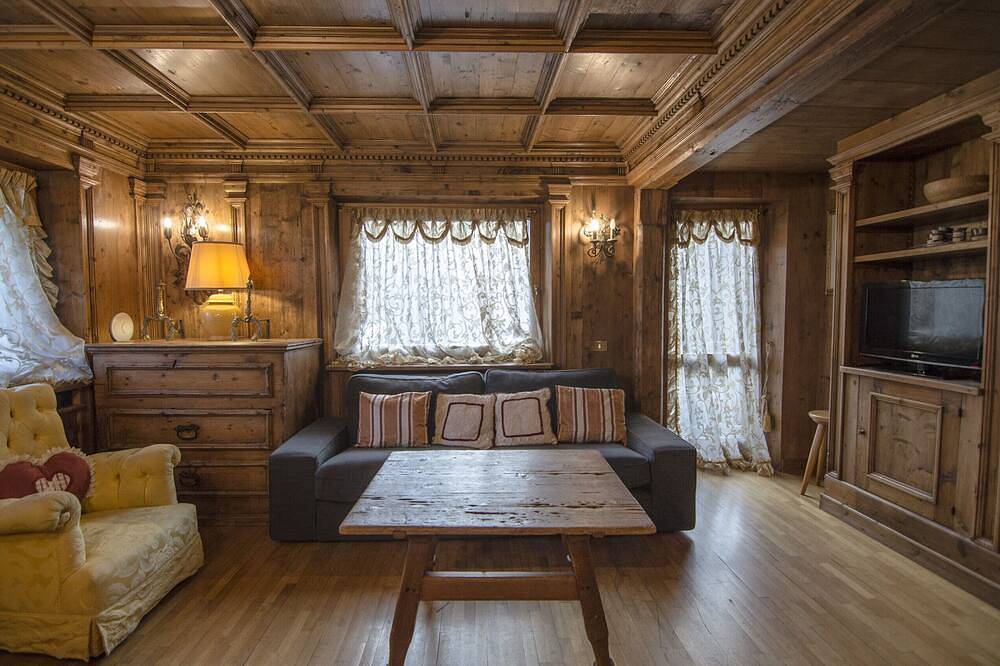 Appartamento intero, Cà Enrosarida 2 appartamento in zona centrale - 6 posti letto - Wifi in San Vito di Cadore, Dolomiti Superski