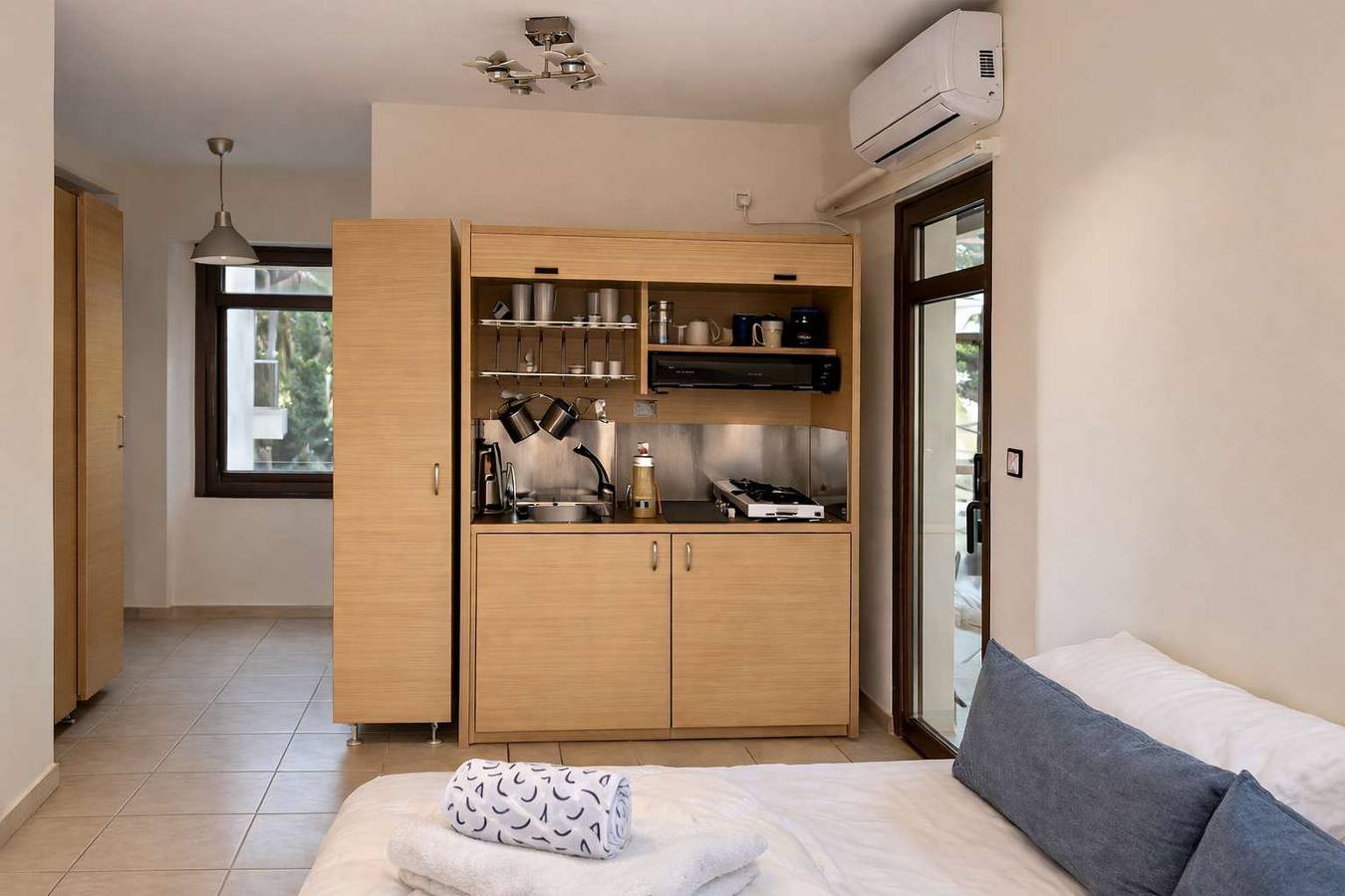 Estudio entero, Sunny Studio w/ Balcony - Near Thessaloniki Center in Evaggelistria, Agios Pavlos