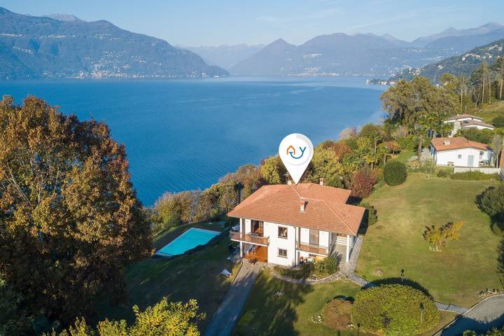 Ferienhaus für 10 Personen, mit Balkon und Garten sowie Pool und Seeblick in Porto Valtravaglia