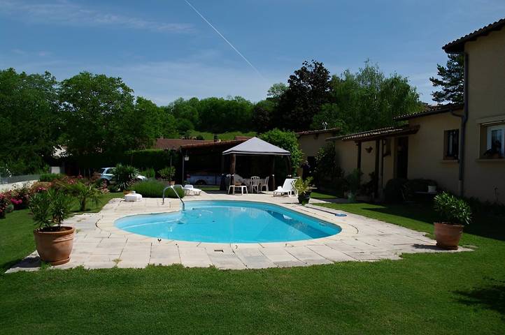 Gîte pour 3 personnes, avec Terrasse ainsi que Jardin et Piscine dans le Puy-de-Dôme