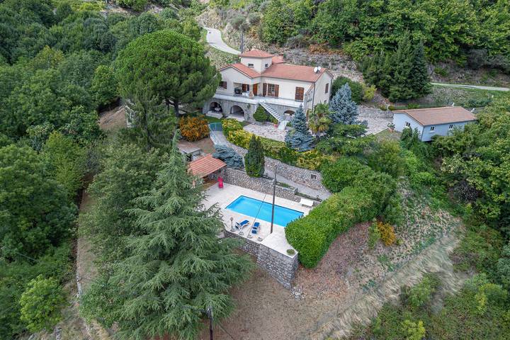 Gîte pour 4 personnes, avec jardin, animaux acceptés à Juvinas