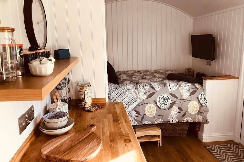 The Hideaway Shepherds Hut & Hot Tub, sleeps 2. in Waveney District, The Broads
