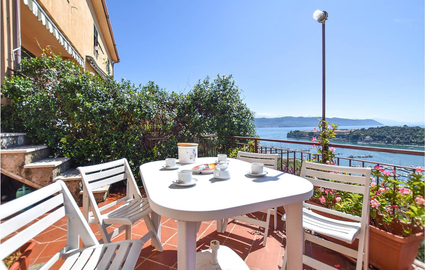 Apt de 110m2 au bord de la mer avec terrasse et lit bébé in Le Grazie, Commune de Portovenere