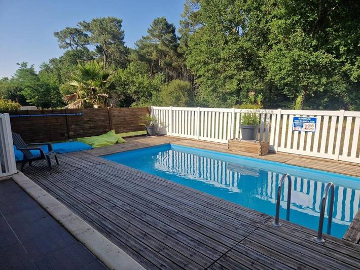 Location de vacances pour 4 personnes, avec terrasse et jardin ainsi que vue et piscine à Coimères
