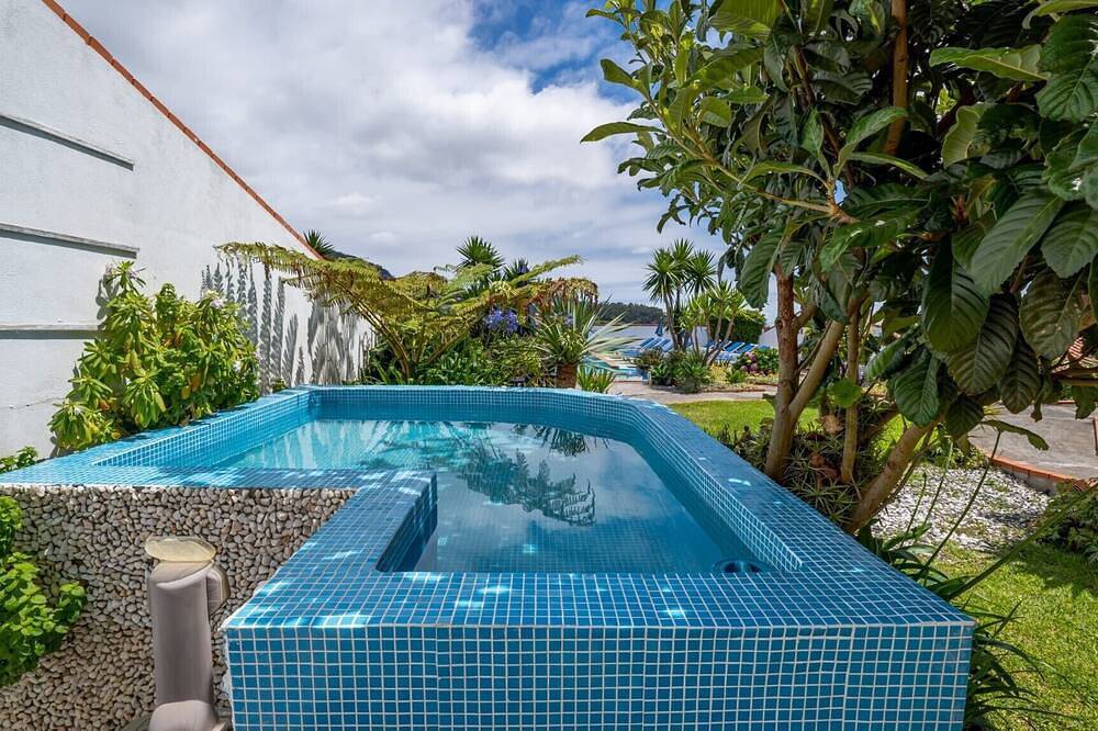 Appartement entier, Bungalow « Maison Privée Vue Océan - 2 » avec piscine partagée, jardin et Wi-Fi in Caniço, Île de Madère