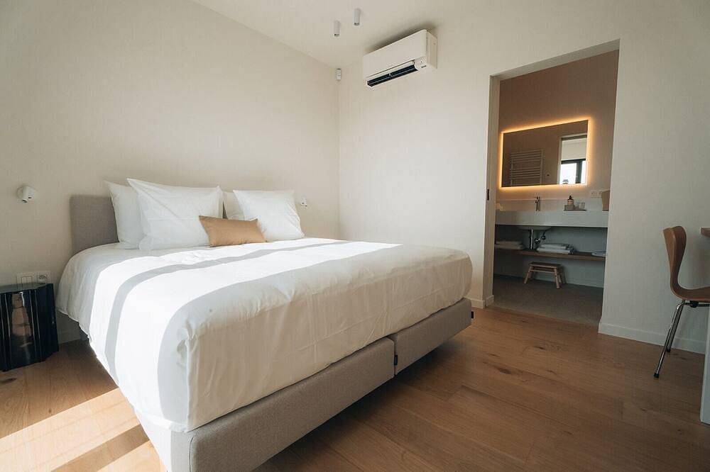 Oakstone Lodge- 12 person gite with Jacuzzi, swimming pool and sauna in Houyet, Region Namur