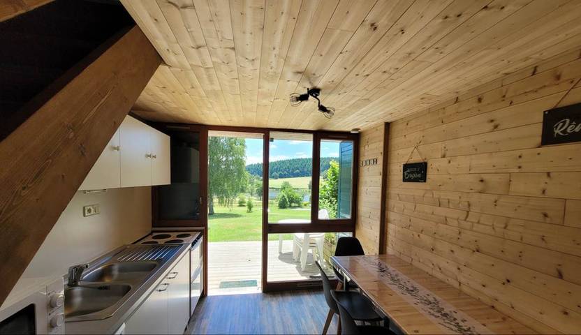 Cottage 'Le Petit Gite L'étang Des Portes' avec vue sur le lac, piscine partagée et Wi-Fi in Mainsat, Région d'Aubussargues
