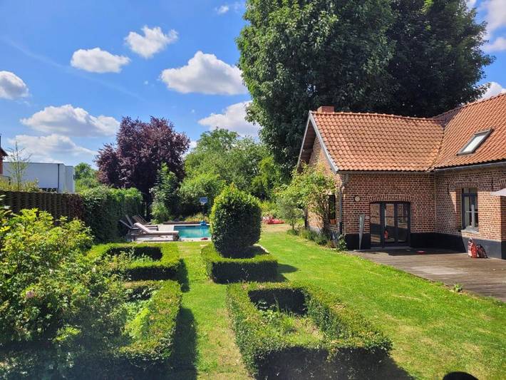 Location de vacances pour 10 personnes, avec Terrasse ainsi que Jardin et Piscine à Sainghin-en-Mélantois