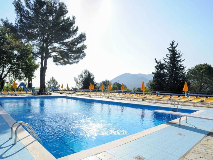 Casa vacanza per 5 persone, con giardino e piscina in Liguria