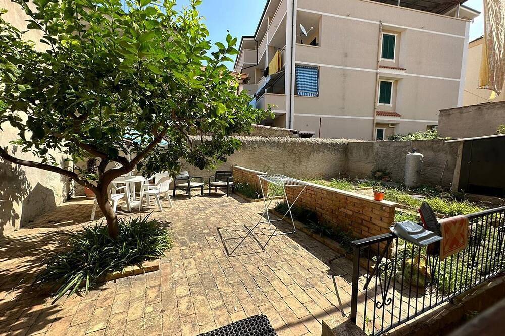 Apartamento entero, Comfortable, spacious apartment complete with garden in the center of Tropea. in Tropea, Provincia de Vibo Valentia
