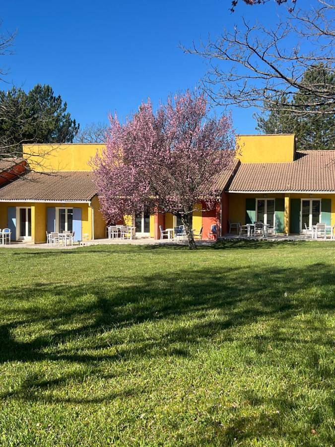 Location de vacances pour 4 personnes, avec Terrasse et Jardin ainsi que Piscine et Vue à Saint-Étienne-les-Orgues