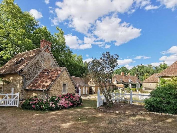 Gîte pour 8 personnes, avec terrasse ainsi que piscine et jardin à Maresché