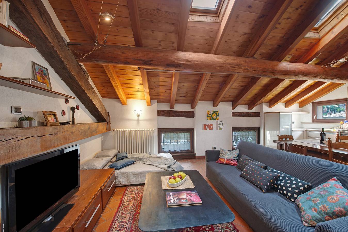 Appartamento intero, Appartamento 'La Mansarda Del Viaggiatore' con Vista Montagna, Terrazza Privata e Wi-Fi in Pont-Saint-Martin (Aosta), Comune di Pont-Saint-Martin