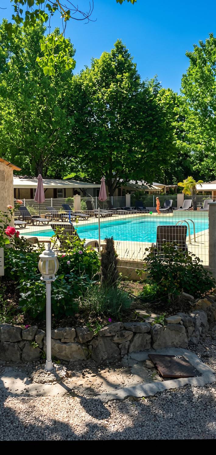Bungalow für 4 Personen, mit Terrasse und Pool sowie Garten - 1