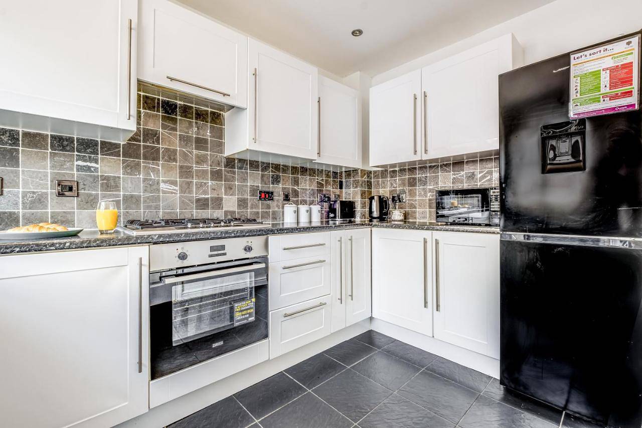 Entire apartment, Large 4 bed with free parking close to town centre fast Wifi and crisp hotel standard linen hosted by Our Home Short Stays in Bedford