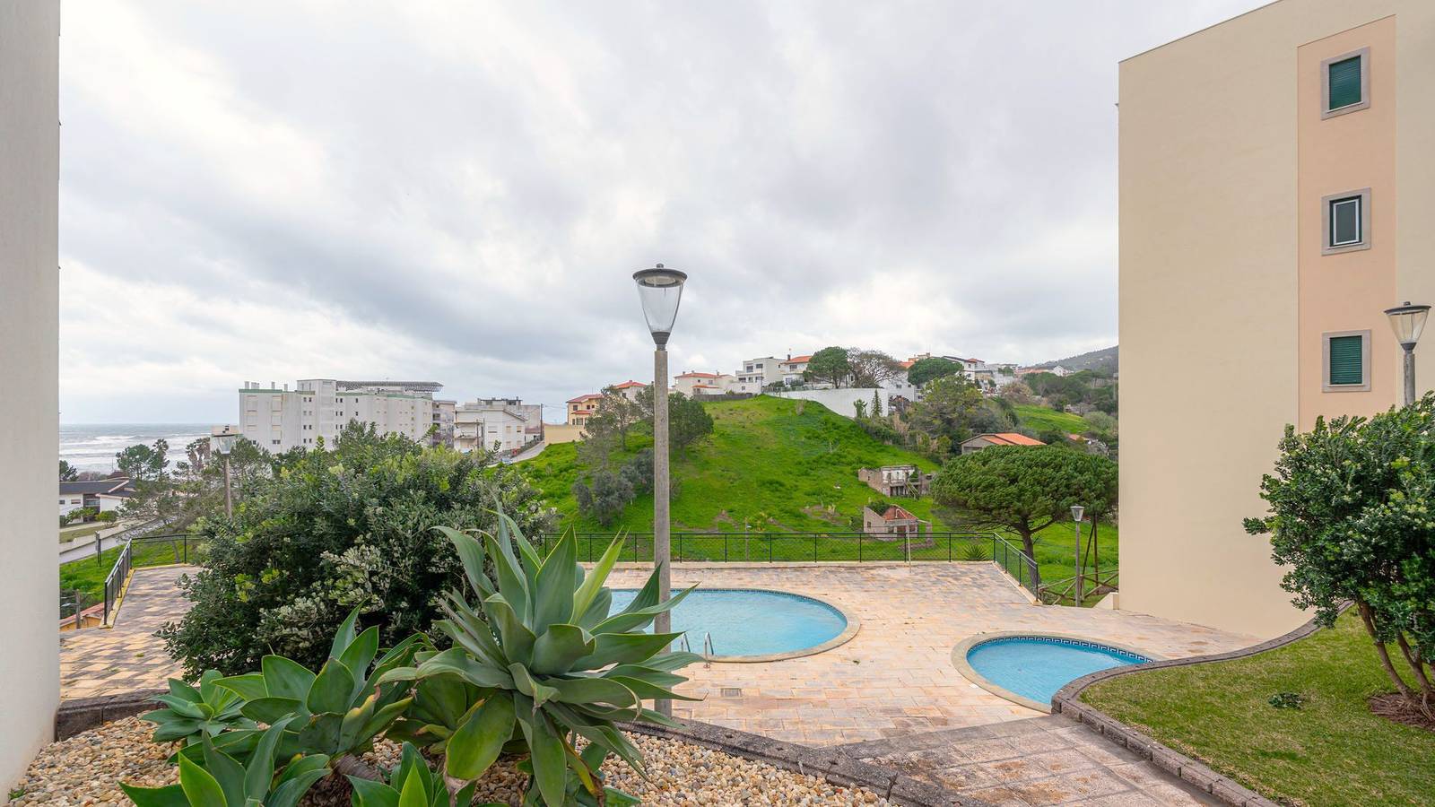 Ganze Wohnung, Amazing 2Bdr Flat W/ Terrace & Pool by Lovelystay in Buarcos, Figueira da Foz
