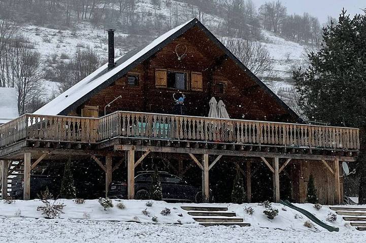 Gîte pour 12 personnes, avec terrasse ainsi que jacuzzi et jardin à Poubeau