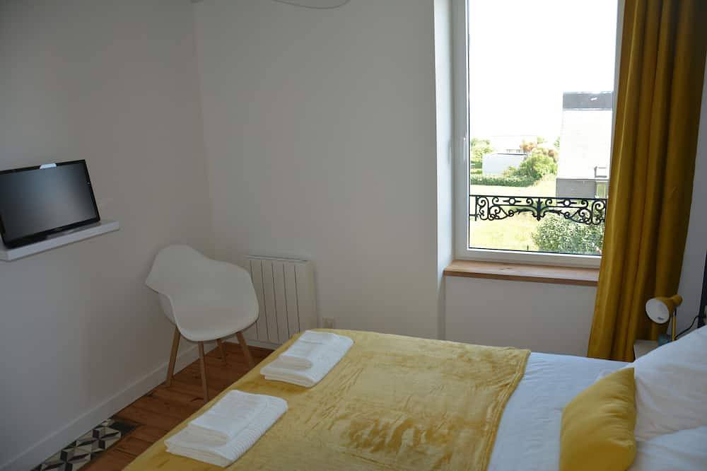 House with sea view and enclosed garden. in Carantec, Ceinture Dorée