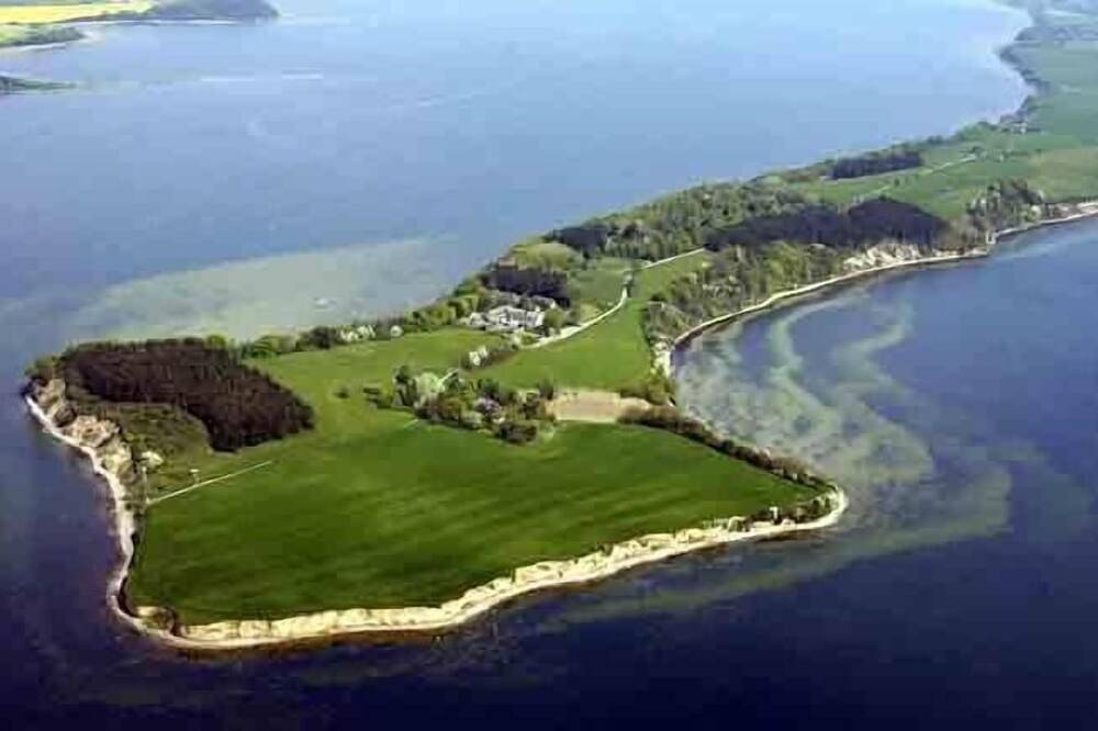 Traumlage Mönchgut, Rügen, reetgedecktes Ferienhaus umgeben vom Meer in Alt Reddevitz, Mönchgut