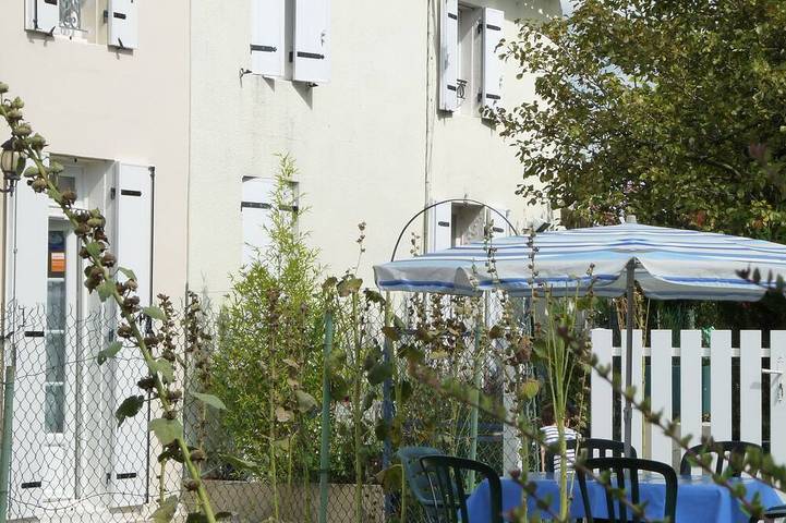 Gîte pour 4 personnes, avec jardin ainsi que jacuzzi et terrasse à Corme-Écluse