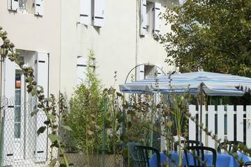 Gîte pour 4 personnes, avec jardin ainsi que terrasse et jacuzzi à Corme-Écluse